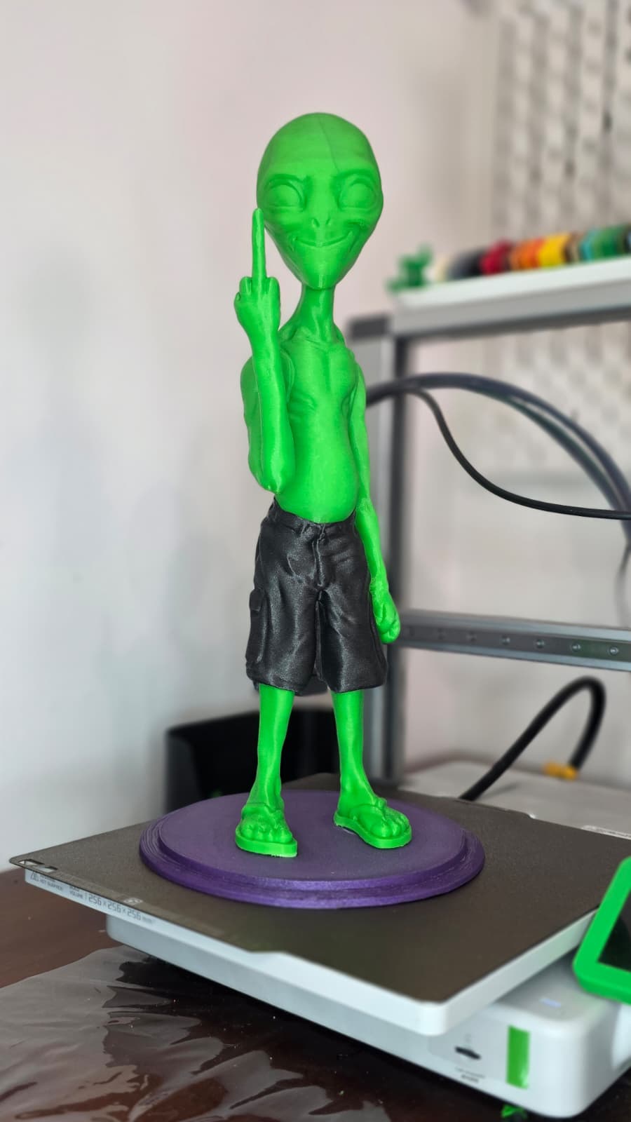 Alien mostrando dedo do meio 40cm